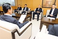とかち帯広空港と周辺地域との覚書について申し入れする竹鼻会長ら（右から２人目、手前は本迫副市長）