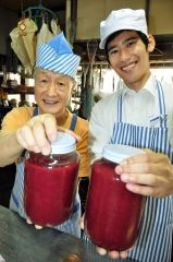 出来上がったジャムを手に正岡代表（左）と記念撮影
