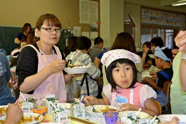 【写真】親子で仲良く給食試食会　中札内小 