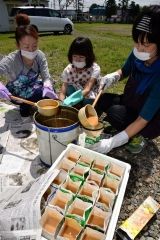 せっけん作りに取り組む参加者