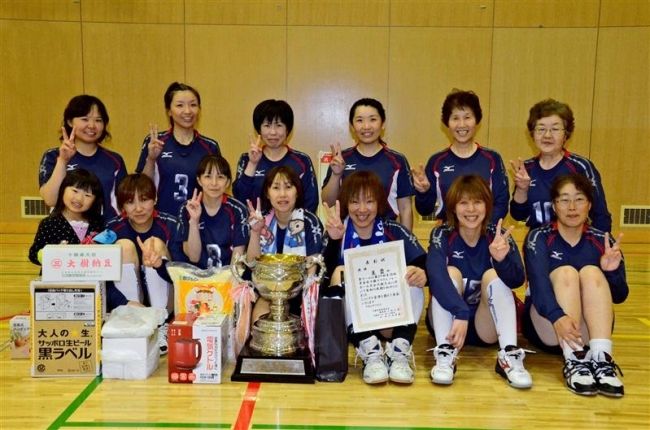 【写真】星雲２年ぶりＶ　生沼杯全十勝ママさんバレー