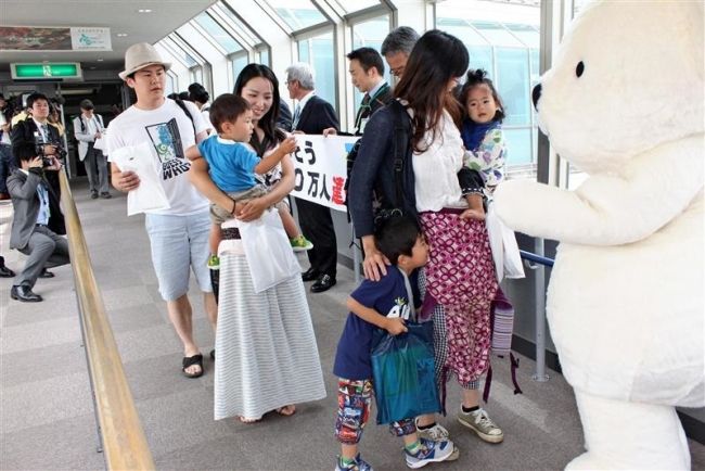 【写真】記念品配布し祝う　エア・ドゥ搭乗者数２０００万人達成