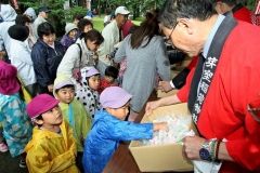餅のつかみ取りに集まった多くの参拝客