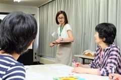 山崎さん（中央）のアドバイスで将来設計や資産運用を考える参加者