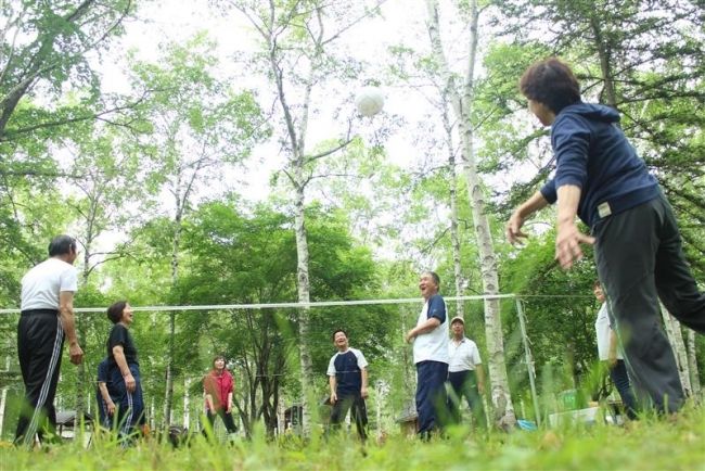 【写真】木々に囲まれ屋外ミニバレー 大樹で新たな取り組み