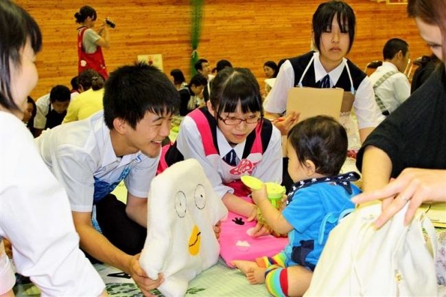 【写真】生徒が赤ちゃんと触れ合い　足寄中 