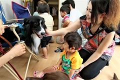 犬とふれあう親子