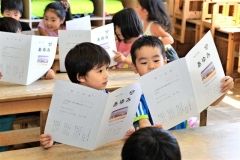 １年生に初の「あゆみ」　帯広市内小学校で終業式  2