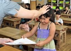 １年生に初の「あゆみ」　帯広市内小学校で終業式  5