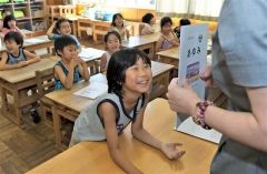 １年生に初の「あゆみ」　帯広市内小学校で終業式  6