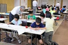 退職教員らが指導し、夏休みの宿題などに取り組む児童たち