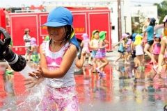 水遊びを楽しむ園児