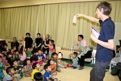 読み聞かせやクイズ楽しむ　　鹿追町図書館  4
