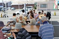 多くの買い物客でにぎわう　新得・土曜市場  2