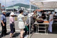 多くの買い物客でにぎわう　新得・土曜市場  3