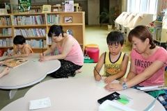 読み聞かせや工作楽しむ　新得・図書館まつり  3