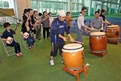 １７日の盆踊り大会に向けて和太鼓、三味線、歌の練習に励む芽室民謡会の会員たち