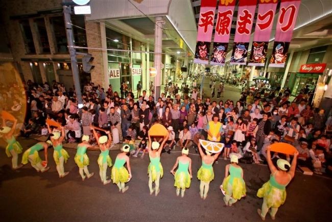 【写真】沿道埋める観衆　秋の気配感じ盆踊り見物