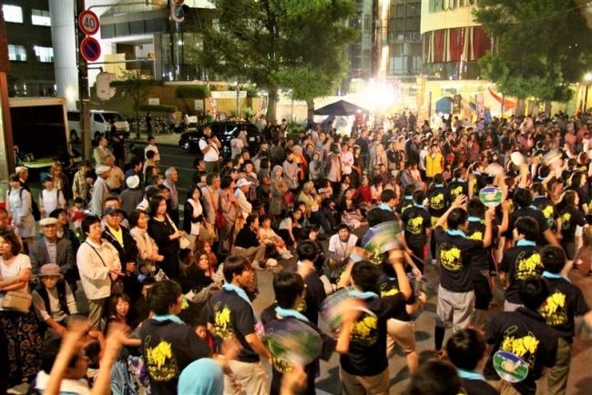 【写真】沿道埋める観衆 秋の気配感じ盆踊り見物