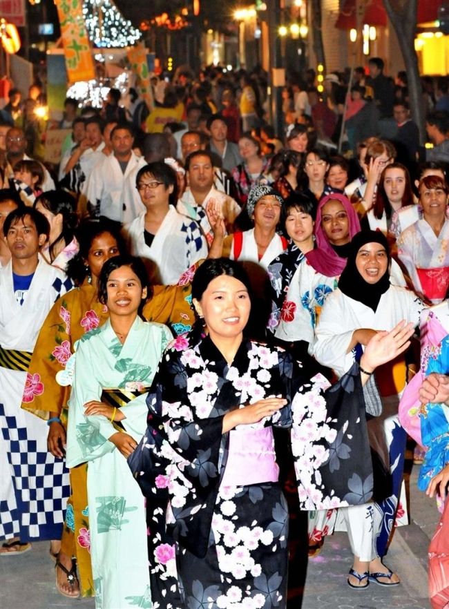 【写真】中心街を華やかに おびひろ盆おどり始まる