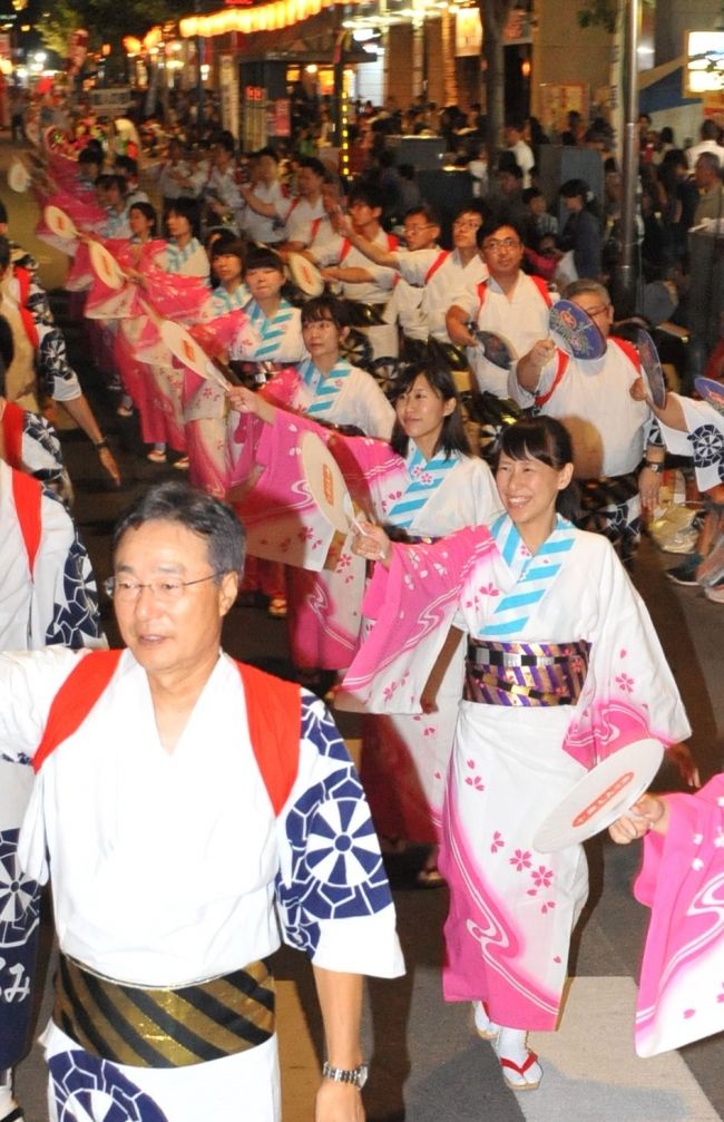 【写真】中心街を華やかに おびひろ盆おどり始まる