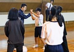 ミニバレーで点を決めて喜ぶ坂内中の生徒（中央）と上美生中の生徒たち