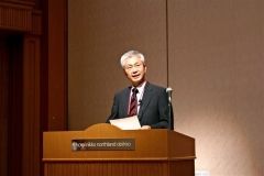 「リラックスして楽しんで」とあいさつする宮本帯畜大教授