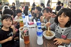 青葉学童保育センターで「大落書き大会」　建て替える建物に感謝  4