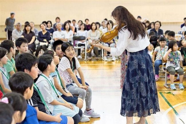 【写真】バイオリン鑑賞や親子レク楽しむ　新得小土曜授業 