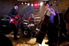 迫力のあるロックンロールで会場を盛り上げたＮａｕｇｈｔｙ　Ｄｅｖｉｌｚ　Ｔｒｉｏ。中央が紺野さん