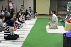 下川さんの動作に魅了される子供たち