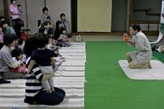 下川さんの動作に魅了される子供たち
