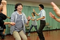子供向けの遊びとしてジャンケンを使った鬼ごっこを体験する参加者