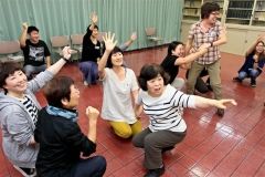子供向けの遊びとしてジャンケンを使った鬼ごっこを体験する参加者