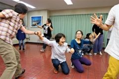 子供向けの遊びとしてジャンケンを使った鬼ごっこを体験する参加者