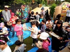 野外で思い思いに工作を楽しむ子供たち