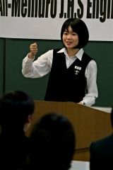 手振りを交えながら英語を暗唱する生徒