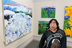 ５年近く試行錯誤しながら命の源としての水のうねりを表現した「希望に向かって」（左）と村元さん