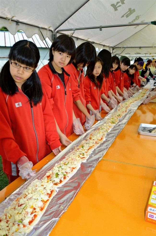 【写真】地場食材で67メートルピザ 芽室中・親子レク