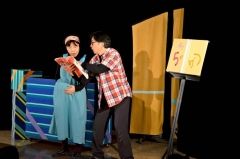 赤ちゃんが誕生するまでの両親の様々な思いをユーモアを交えて演じた北村直樹さんとつげくわえさん（右から）