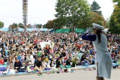 ステージイベントを楽しむ大勢の来場者