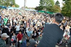 餅まきで盛り上がる祭り会場