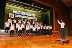 大きな声で合唱する芽室西中の生徒たち