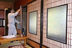 母屋内部を調べる委員会関係者