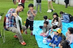 絵本の読み聞かせに夢中になる子供たち