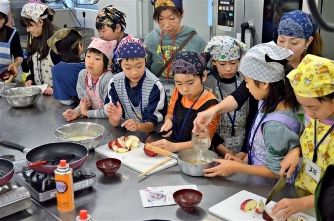 【写真】子供たちがパンケーキ作りに挑戦　音更 