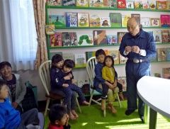 子供たちとふれあう天野さん
