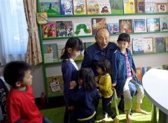 子供たちとふれあう天野さん