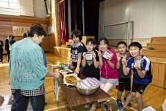 児童が野菜販売　鹿追・笹川小  2