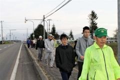 歩き納めを楽しむ参加者